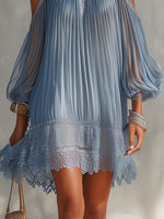Corallo | Vestito Mini Stropicciato Blu con Spalle Scoperte e Orlo in Pizzo