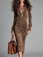 Abito Midi Bodycon in Velluto Marrone Vintage con Collo e Ricamo in Pizzo Floreale a Manica Lunga con Mezzo Bottone