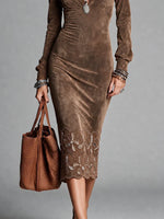 Abito Midi Bodycon in Velluto Marrone Vintage con Collo e Ricamo in Pizzo Floreale a Manica Lunga con Mezzo Bottone