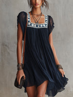 Belen | Vestito corto in chiffon plissettato ricamato con motivi floreali in blu navy