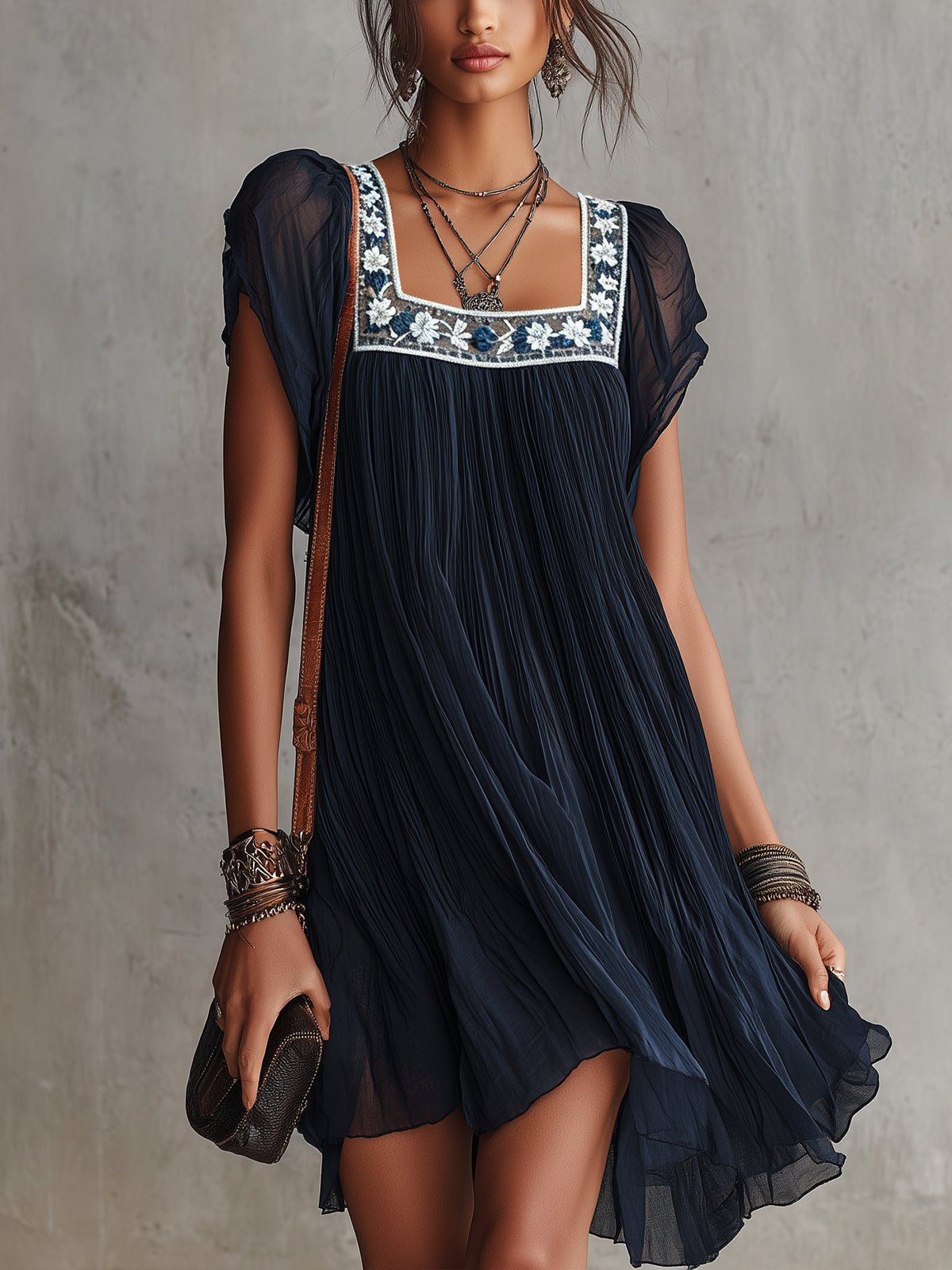 Belen | Vestito corto in chiffon plissettato ricamato con motivi floreali in blu navy