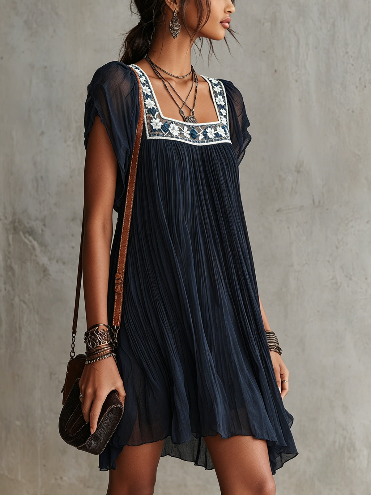 Belen | Vestito corto in chiffon plissettato ricamato con motivi floreali in blu navy