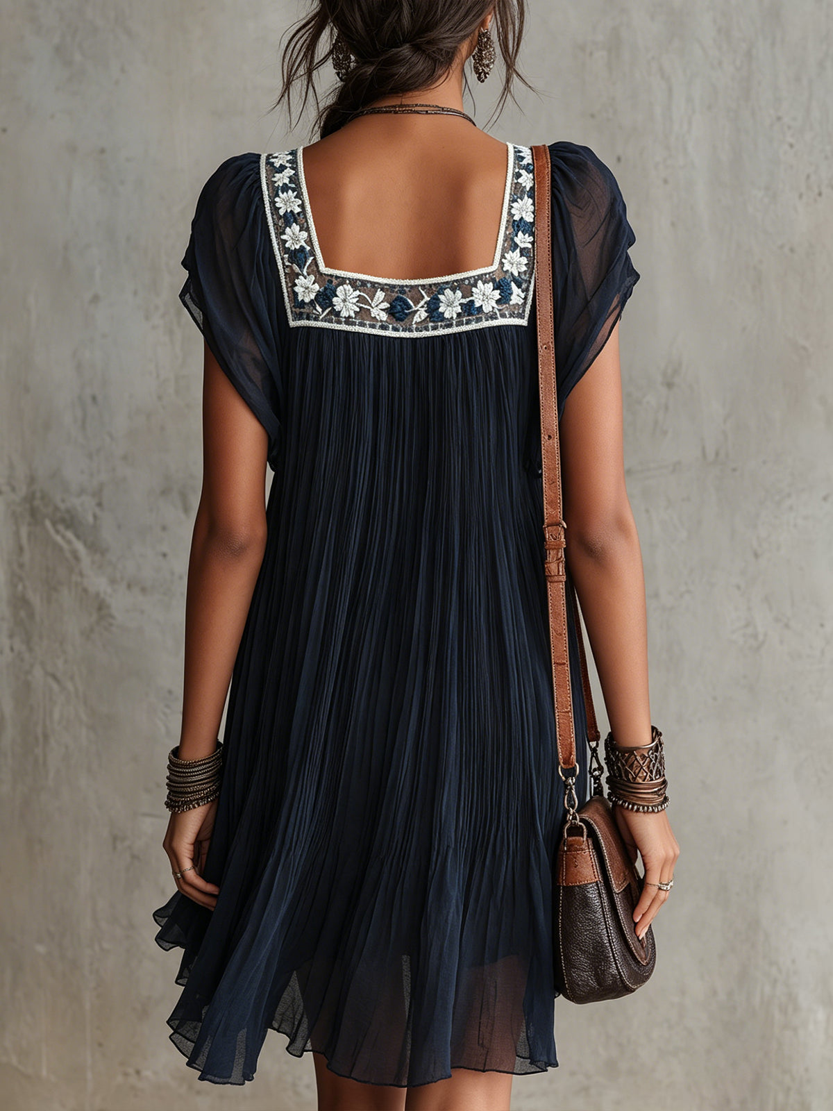 Belen | Vestito corto in chiffon plissettato ricamato con motivi floreali in blu navy