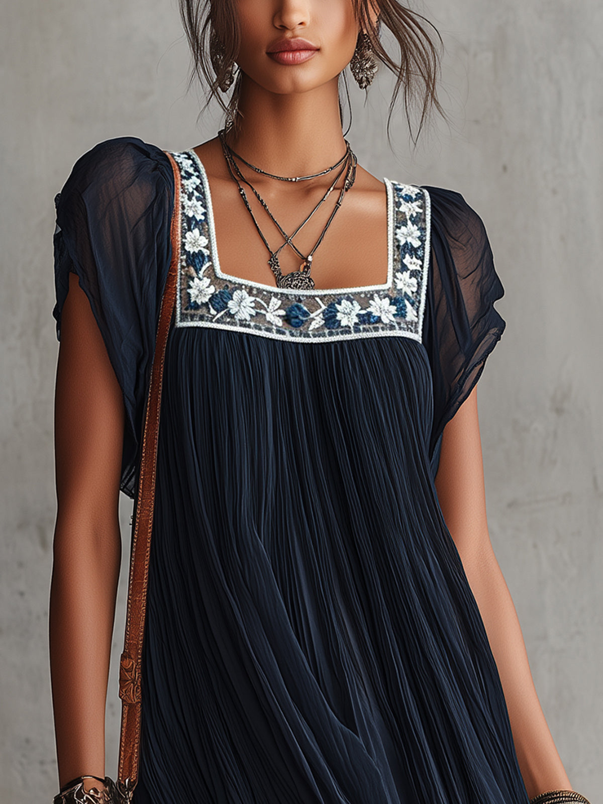 Belen | Vestito corto in chiffon plissettato ricamato con motivi floreali in blu navy
