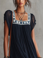 Belen | Vestito corto in chiffon plissettato ricamato con motivi floreali in blu navy