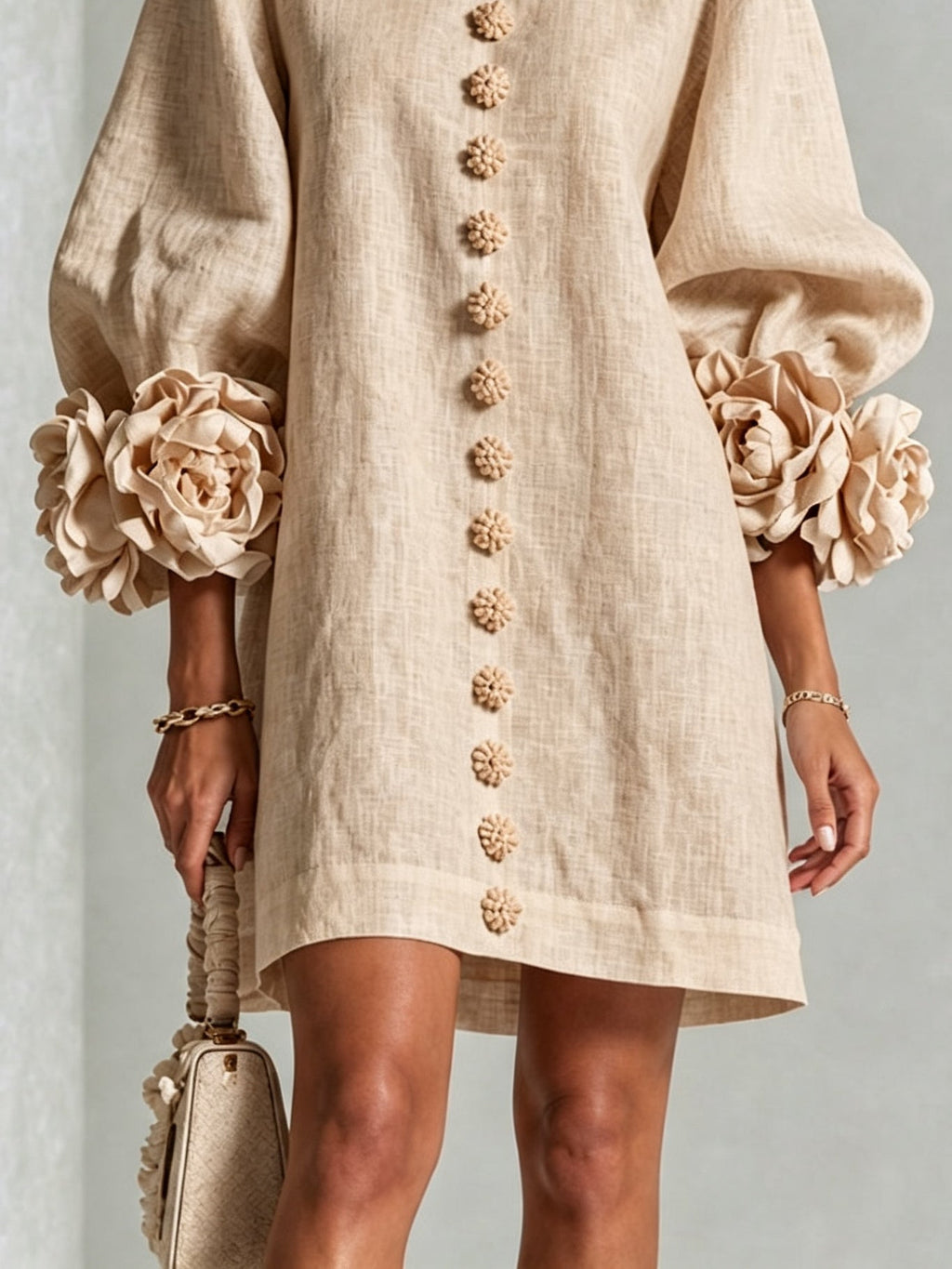 Anastasia | Vestito Mini Beige con Bottoni Floreali e Polsini Floreali Impattanti