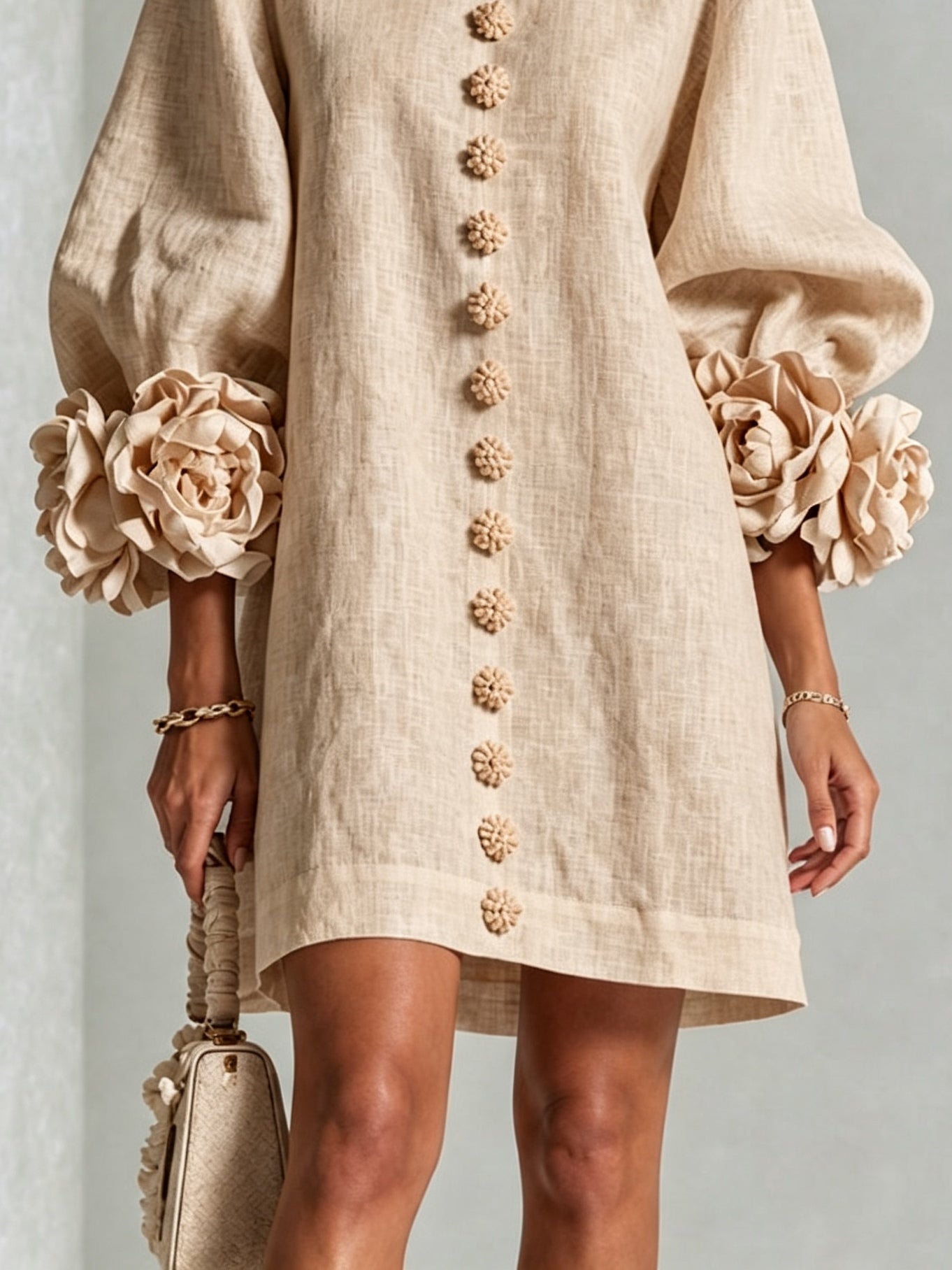 Anastasia | Vestito Mini Beige con Bottoni Floreali e Polsini Floreali Impattanti