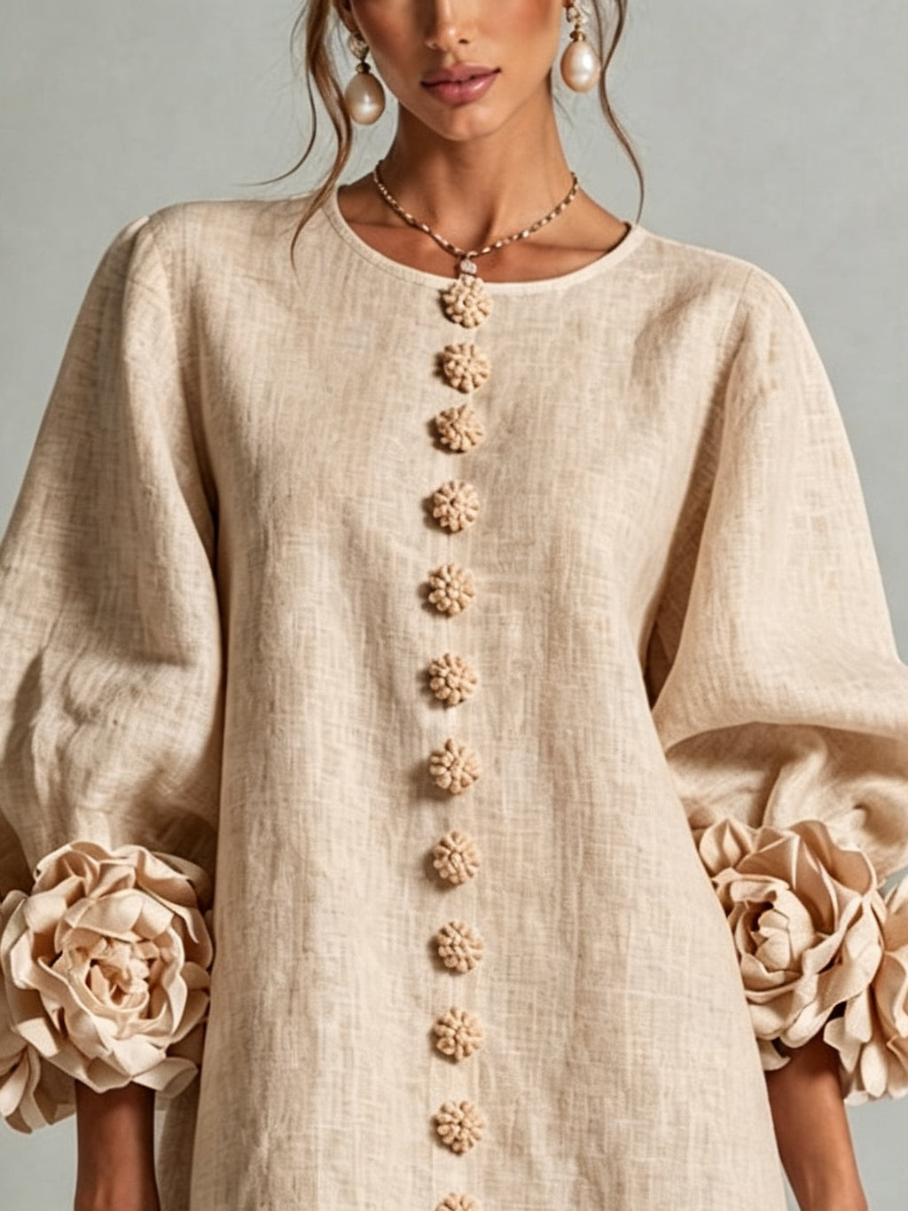 Anastasia | Vestito Mini Beige con Bottoni Floreali e Polsini Floreali Impattanti