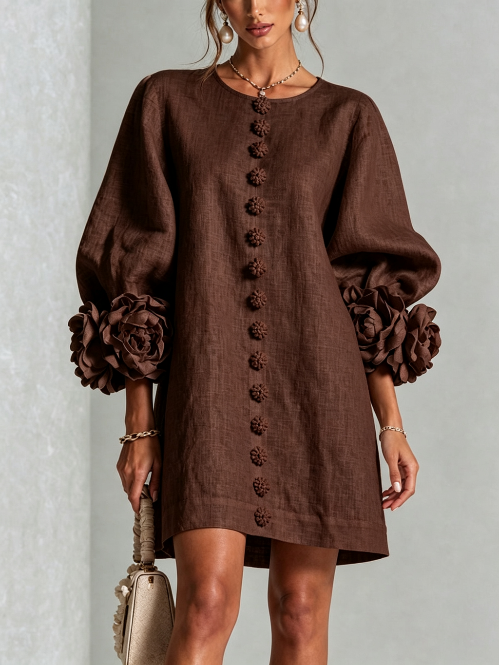 Renata | Minidress Marrone con Fiori e Polsini Floreali Impattanti