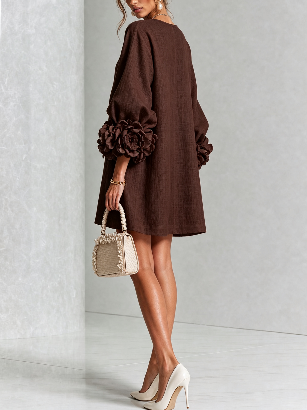 Renata | Minidress Marrone con Fiori e Polsini Floreali Impattanti