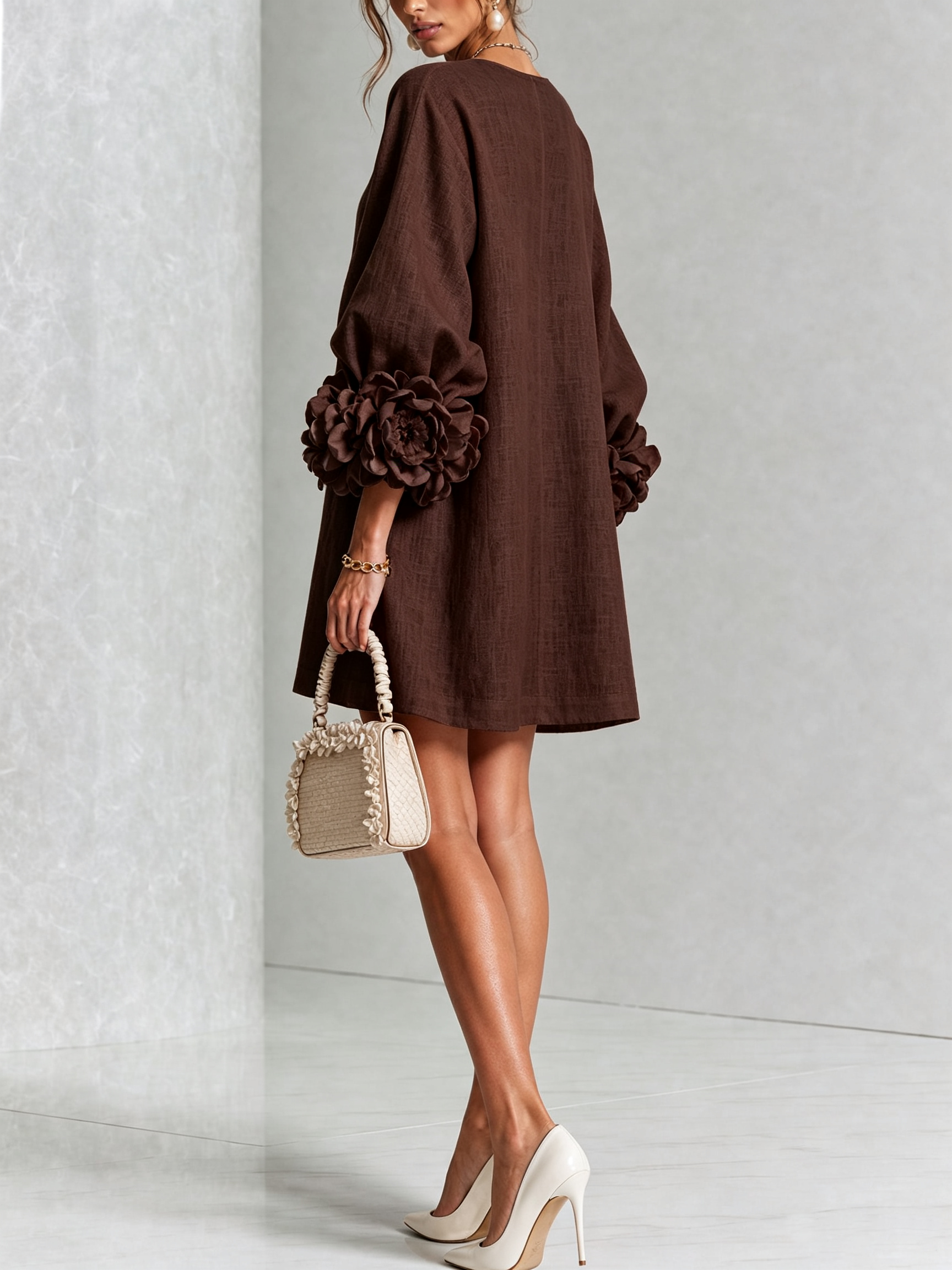 Renata | Minidress Marrone con Fiori e Polsini Floreali Impattanti