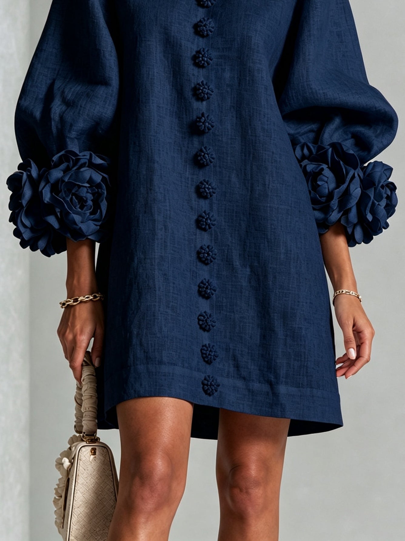 Mara | Vestito Mini con Bottoni e Fiori Marini e Polsini Floreali Impattanti