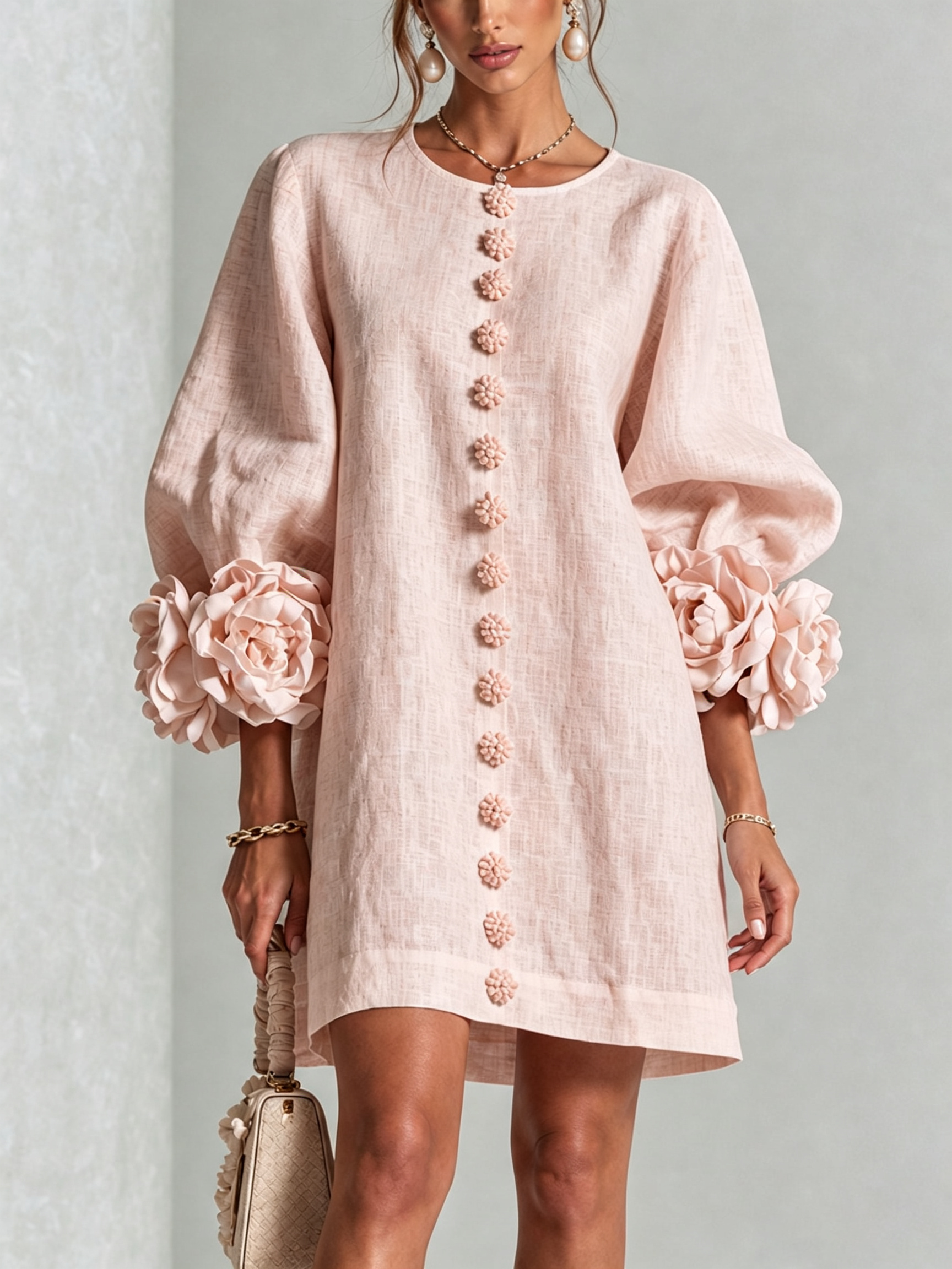 Alma | Vestito Mini Bianco con Fiori e Polsini Floreali Imponenti