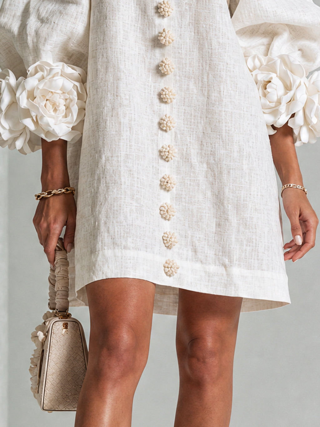 Alma | Vestito Mini Bianco con Fiori e Polsini Floreali Imponenti
