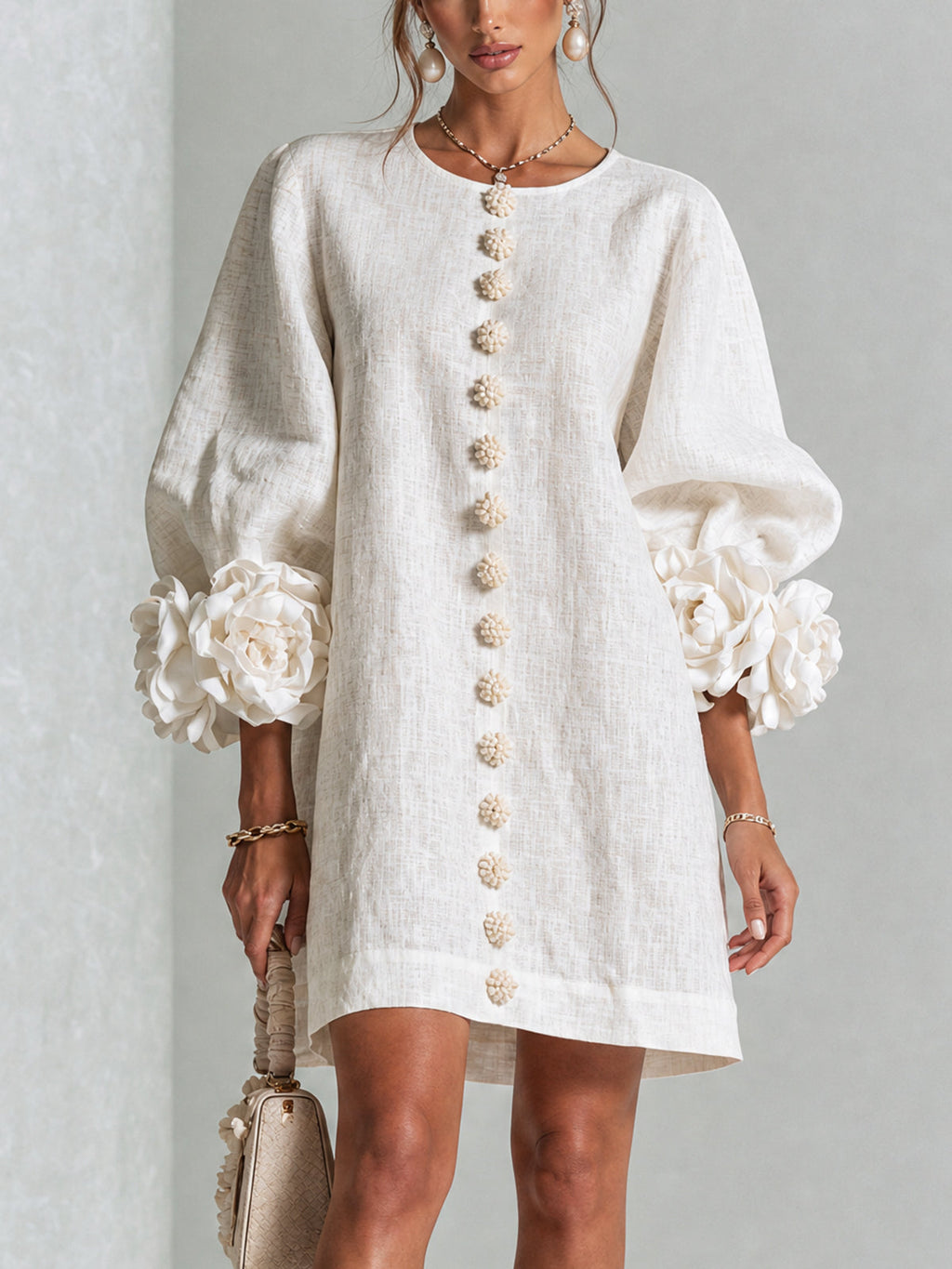 Alma | Vestito Mini Bianco con Fiori e Polsini Floreali Imponenti