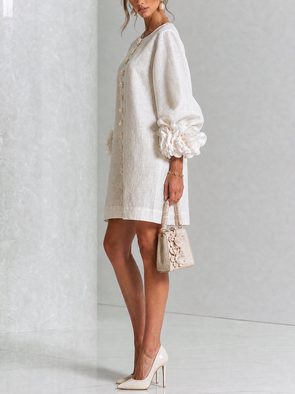 Alma | Vestito Mini Bianco con Fiori e Polsini Floreali Imponenti