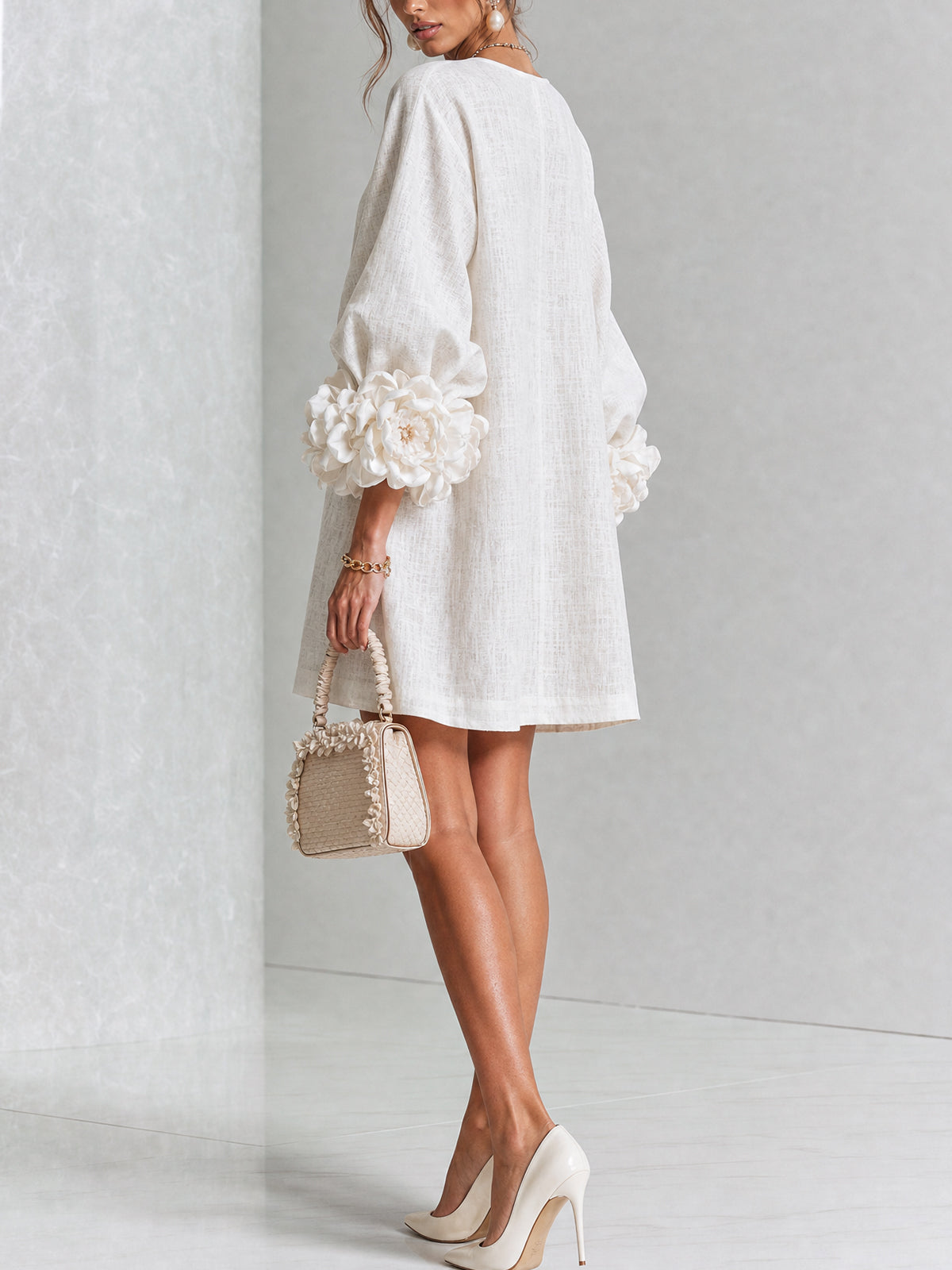 Alma | Vestito Mini Bianco con Fiori e Polsini Floreali Imponenti