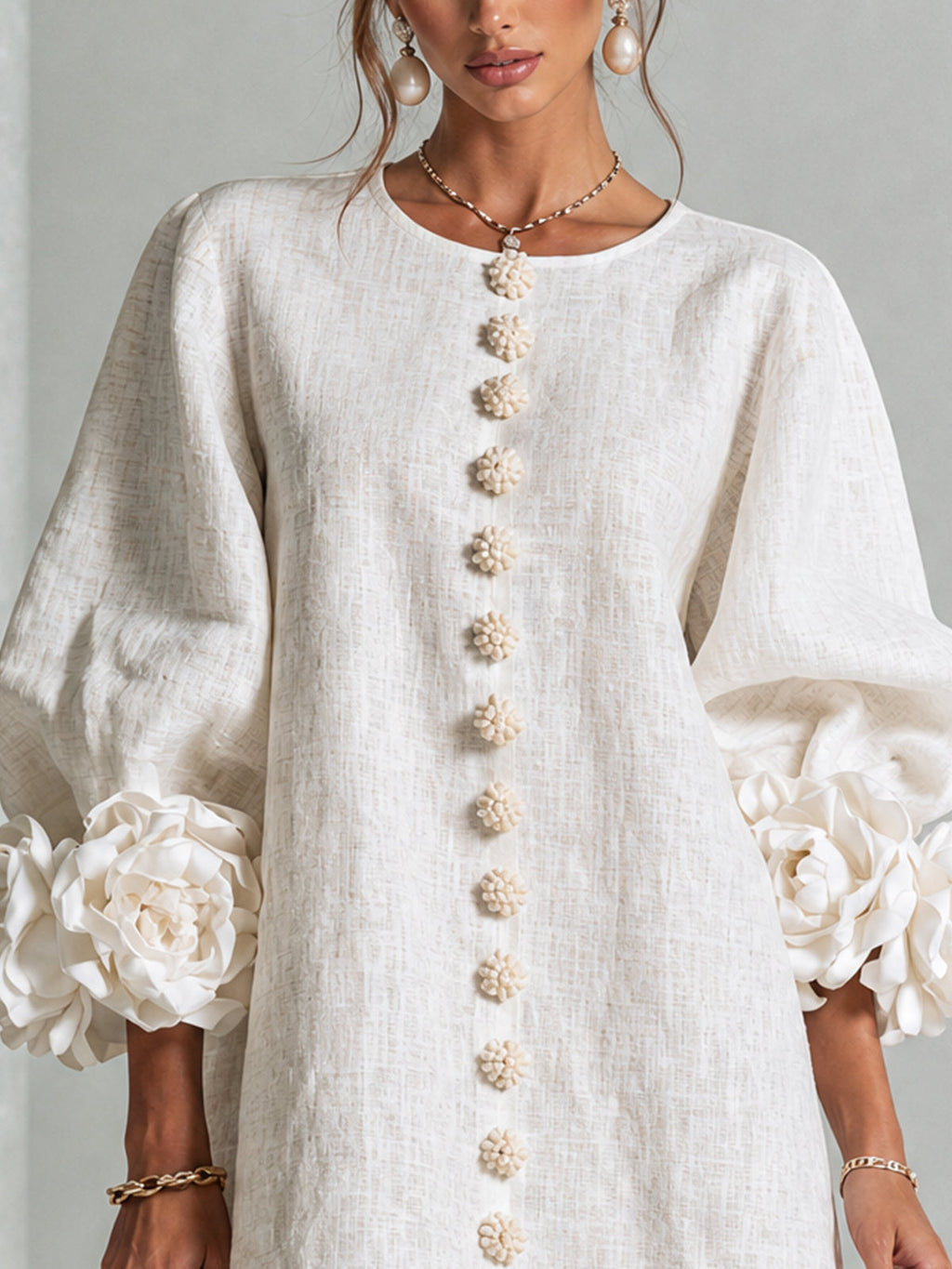 Alma | Vestito Mini Bianco con Fiori e Polsini Floreali Imponenti