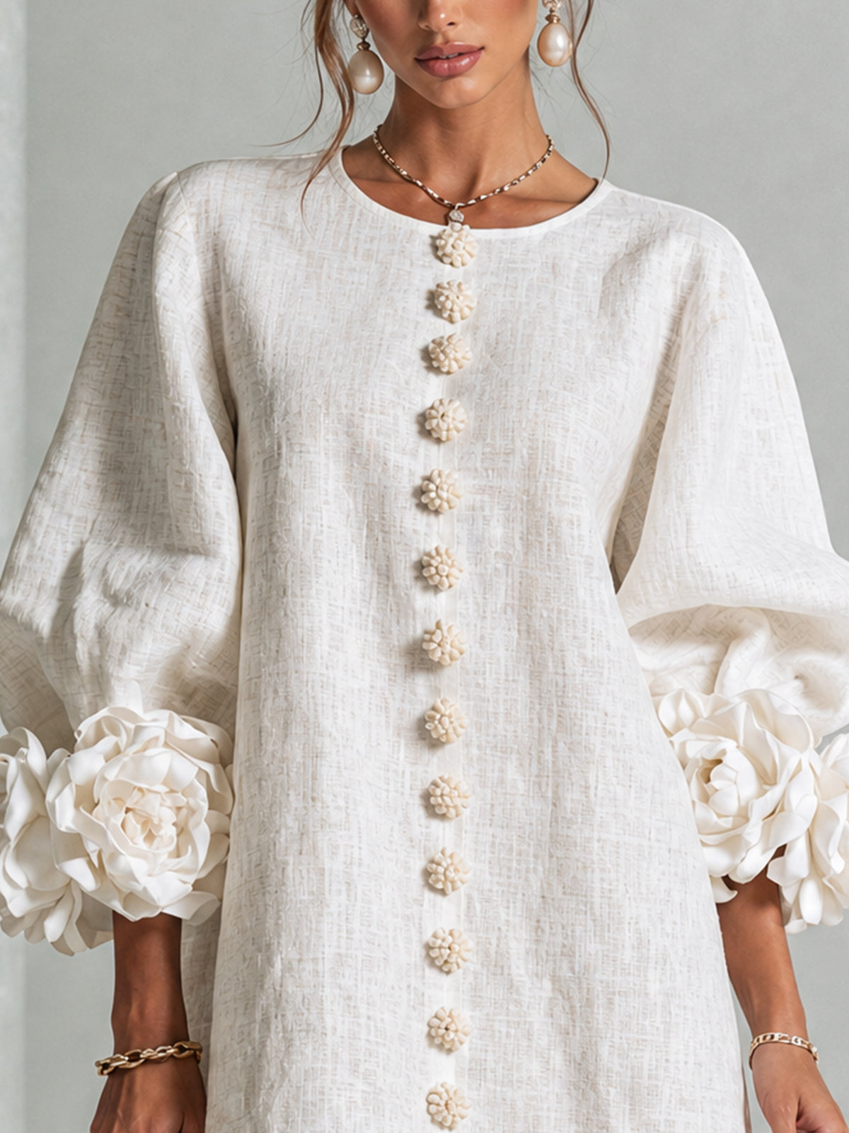 Alma | Vestito Mini Bianco con Fiori e Polsini Floreali Imponenti