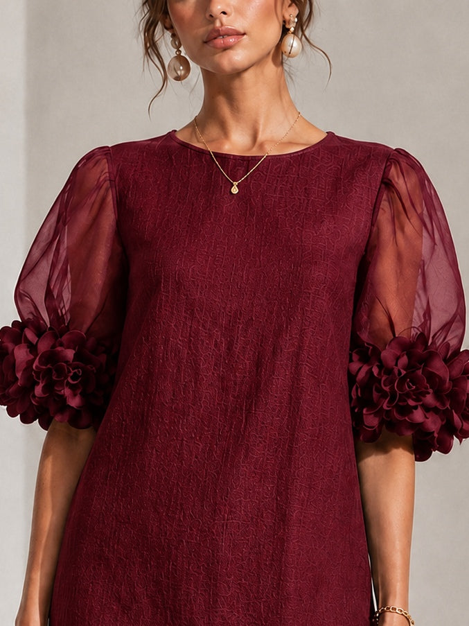 Ember | Miniabito in Organza Bordeaux con Maniche Voluminose e Polsini Floreali Imponenti