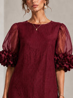 Ember | Miniabito in Organza Bordeaux con Maniche Voluminose e Polsini Floreali Imponenti