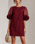 Ember | Miniabito in Organza Bordeaux con Maniche Voluminose e Polsini Floreali Imponenti