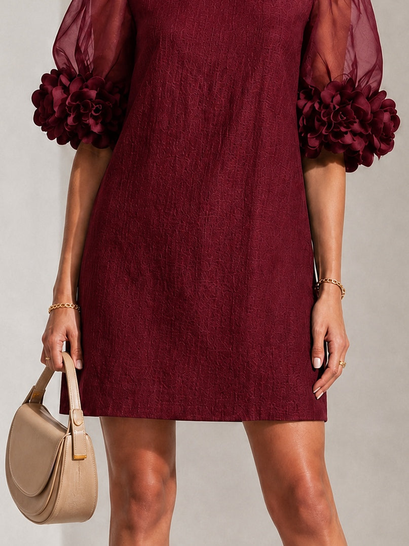 Ember | Miniabito in Organza Bordeaux con Maniche Voluminose e Polsini Floreali Imponenti
