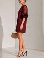 Ember | Miniabito in Organza Bordeaux con Maniche Voluminose e Polsini Floreali Imponenti