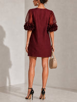 Ember | Miniabito in Organza Bordeaux con Maniche Voluminose e Polsini Floreali Imponenti