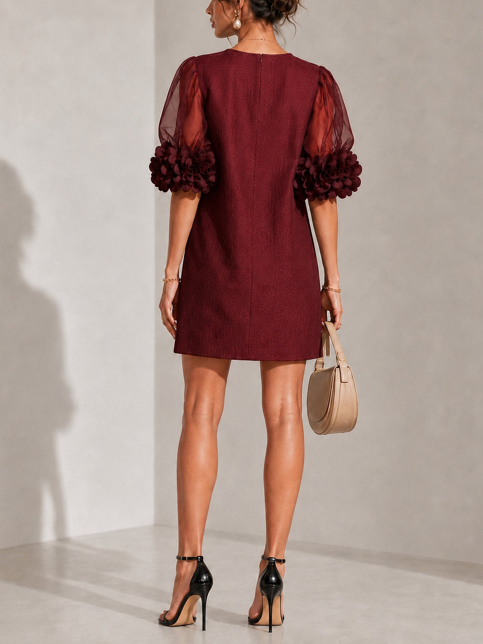 Ember | Miniabito in Organza Bordeaux con Maniche Voluminose e Polsini Floreali Imponenti