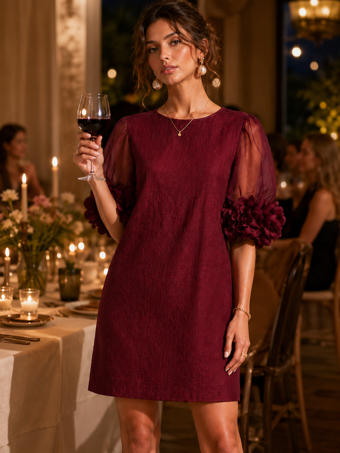 Ember | Miniabito in Organza Bordeaux con Maniche Voluminose e Polsini Floreali Imponenti